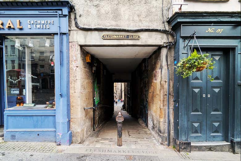 Explore the Royal Mile's closes